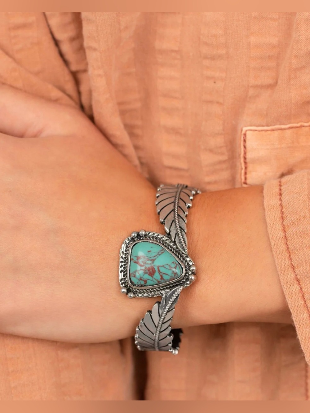 🩵🩶🪶 Southwestern style feather,  hinge, etched w/faux turquoise stone bracelet.
